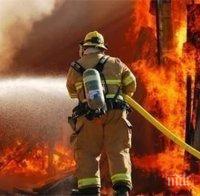 Огнен ад в Пловдив! Психично болна подпали жилището си, полицаи и пожарникари я изкараха (снимки)