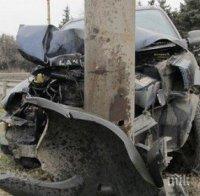 Кола се блъсна в стълб на булевард във Варна