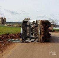 Камион се преобърна край Дългопол