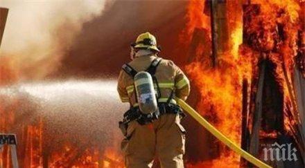 огнен пловдив психично болна подпали жилището полицаи пожарникари изкараха снимки