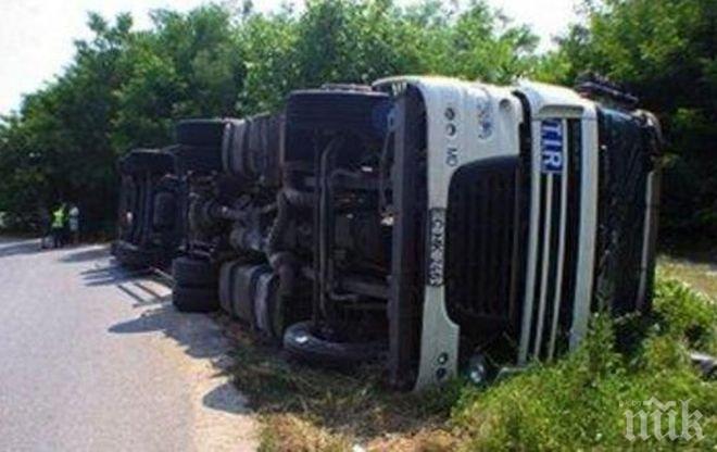 Тежкотоварен автомобил аварира на пътя Русе- Бяла