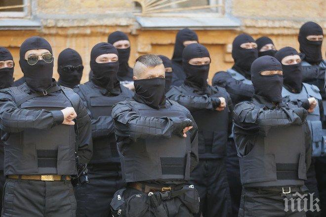 Членове на батальона „Азов“ са се опитали да свалят паметник на Ленин край Одеса