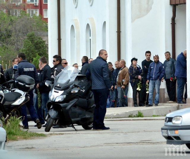 Стотици колеги изпратиха пловдивския полицай, прегазен от турски тираджия (снимки)