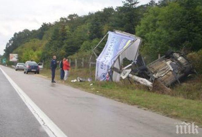 Ужас! Фиркан джигит изгуби контрол над колата си и се заби в билборд до бензиностанция 