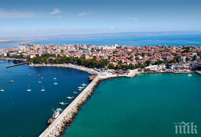 Паника! Огромно черно петно в морето шашна поморийци (снимка)
