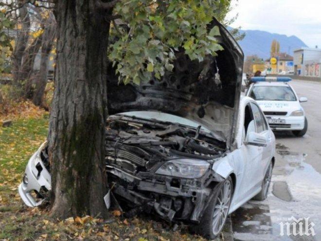 Кола се блъсна в дърво в Струмяни
