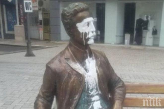 Вандали оскверниха паметника на Дабко Дабков, заляха го с бяла боя!
