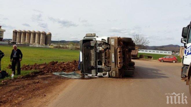 Камион се преобърна край Дългопол
