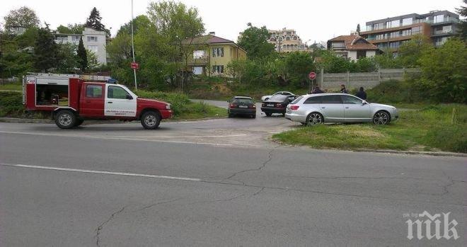 Жестока катастрофа на Траката във Варна! Човек лежи на земята, колите са смазани (обновена+снимки)
