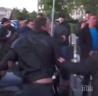 Свидетел на боя пред парламента: Колата на полицаите беше на инвалидно място
