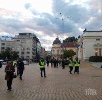 Само в ПИК! Два реда полиция пази депутатите от шепа протестиращи  (СНИМКИ И ВИДЕО)
