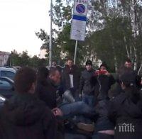 Eксклузивно в ПИК TV! Сблъсъци и ръкопашен бой с полицията пред парламента  (СНИМКИ И ВИДЕО)