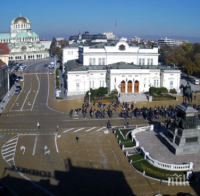 Близо 200 души на протест пред парламента срещу промените в изборния кодекс, жандармерия опаса сградата