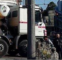 Наглост в центъра на Бургас! Бетоновоз блокира улица в час-пик