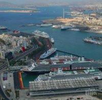 Пътнически кораб потъва в момента на пристанището в Пирея