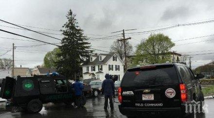 ужас масачузетс въоръжен пушка мъж барикадира откри огън ченгета