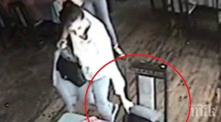 нагло клиенти обраха сервитьорка видео