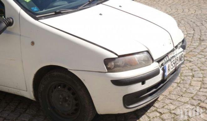 БГ-иновация! Собственичка опаса с въжета грохналата си кола, за да не си изсипе чарковете по пътя и пак натиска педала