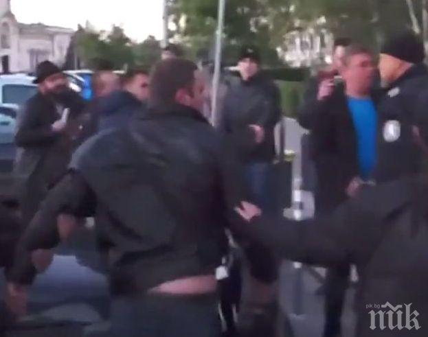 Арестуваха протестиращия, който нокаутира полицай пред парламента (ВИДЕО)