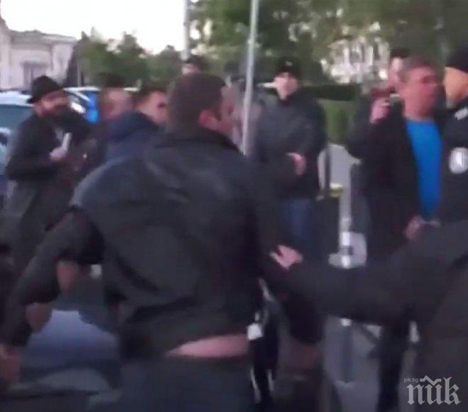 Свидетел на боя пред парламента: Колата на полицаите беше на инвалидно място
