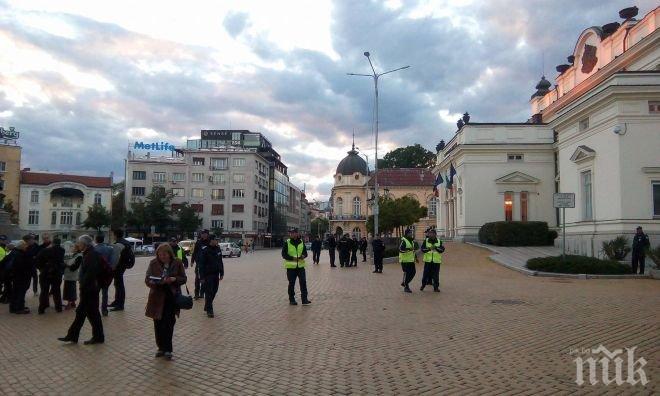 Само в ПИК! Два реда полиция пази депутатите от шепа протестиращи  (СНИМКИ И ВИДЕО)
