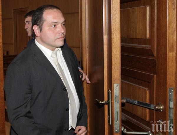 Филип Тефтертчето избяга в чужбина!