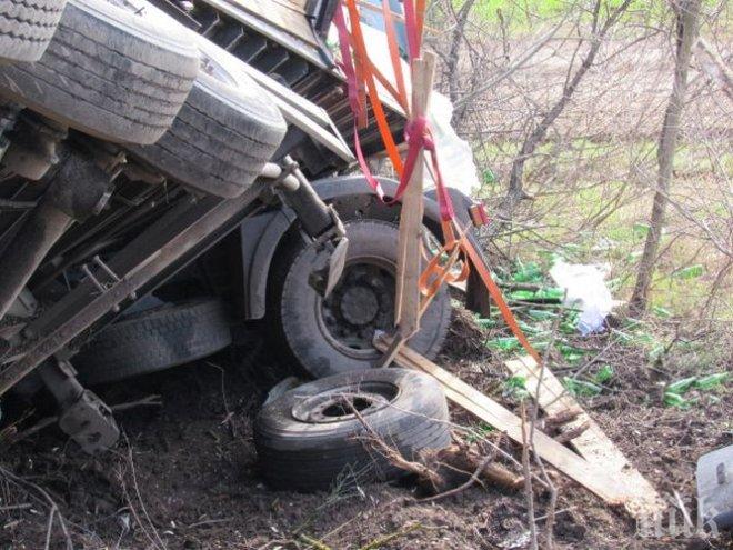 Пак ужас на пътя Русе-Бяла! Пиян молдовец натресе ТИР-а си в дърво 
