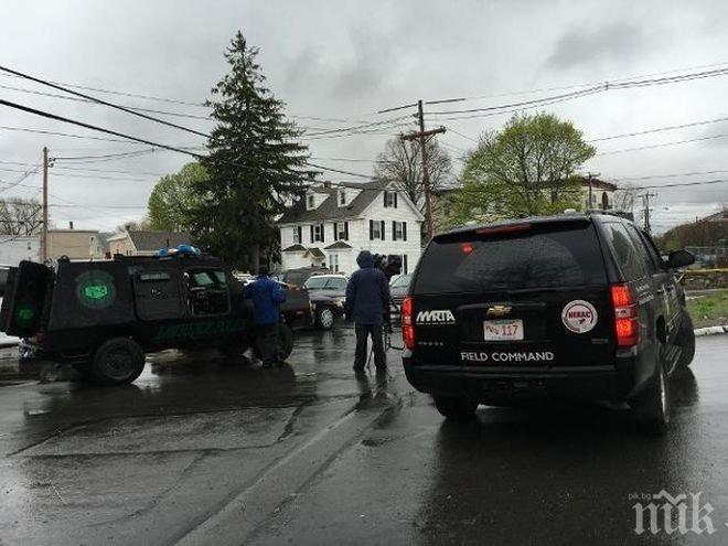 Ужас в Масачузетс! Въоръжен с пушка мъж се барикадира, откри огън по ченгета 