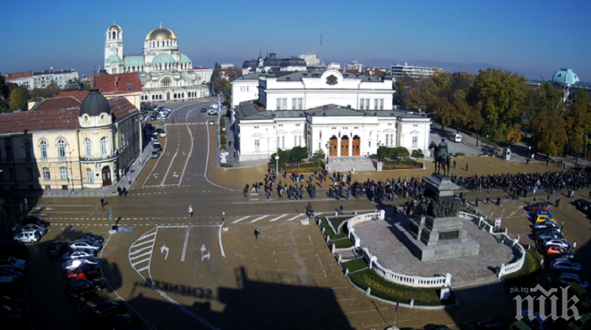 Близо 200 души на протест пред парламента срещу промените в изборния кодекс, жандармерия опаса сградата