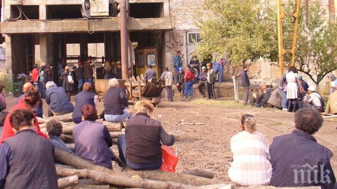 Продължават протестите на работниците от мина „Черно море“
