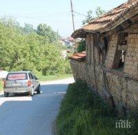 Опасен зид надвисна над път