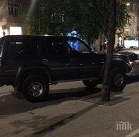 Наглец с огромен джип паркира както си знае в София 