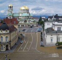 Дълга върволица пред чудотворната икона „Света  Богородица-Всецарица” в  „Св. Ал. Невски”