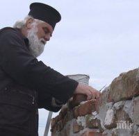 Свещеник гради манастир със собствените си ръце
