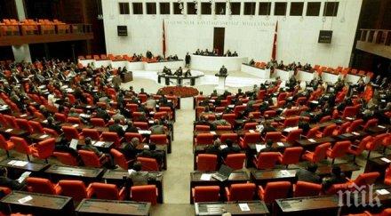 бой избухна турския парламент