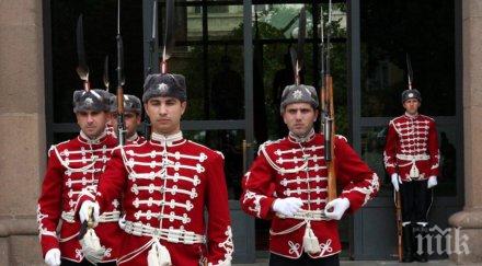 възмутително гвардейците бесни карат свирят посред нощ траурния марш александър невски