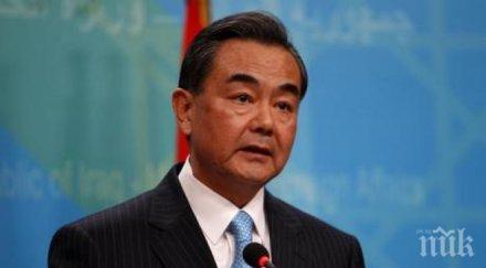 японския външен министър първи път три години отиде китай