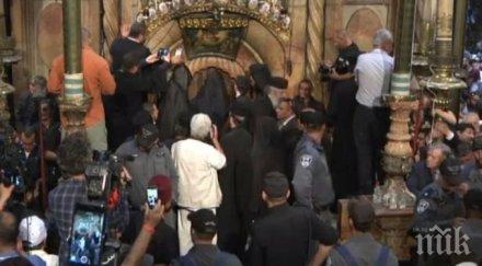 благодатният огън слезе ерусалим запалиха първата свещ