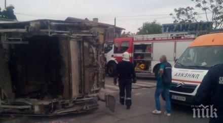камион преобърна варна