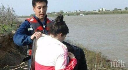 бас бири жена преплува река пияна глава