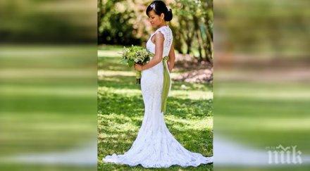 булка позира сватбената фотосесия приближи погледни внимателно нейната рокля невероятно