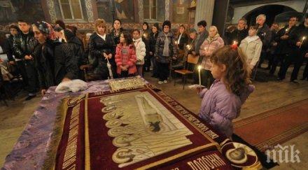 миряните минават плащаницата велики петък