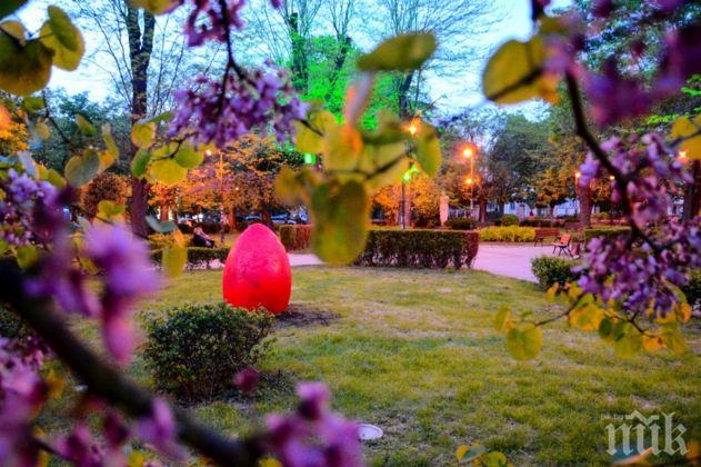 Великденски яйца с човешки размери красят Варна (СНИМКИ)