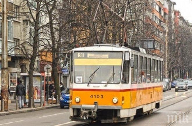 Жестока катастрофа в София! Трамвай отнесе джип, има ранен
