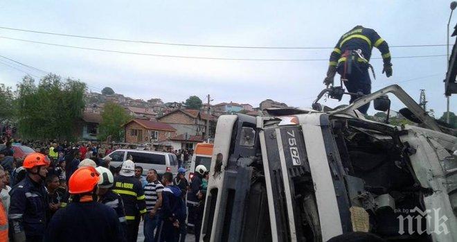 Страшна гледка: Ето разрушенията след жестокия удар на камион в баничарница (ВИДЕО/СНИМКИ)