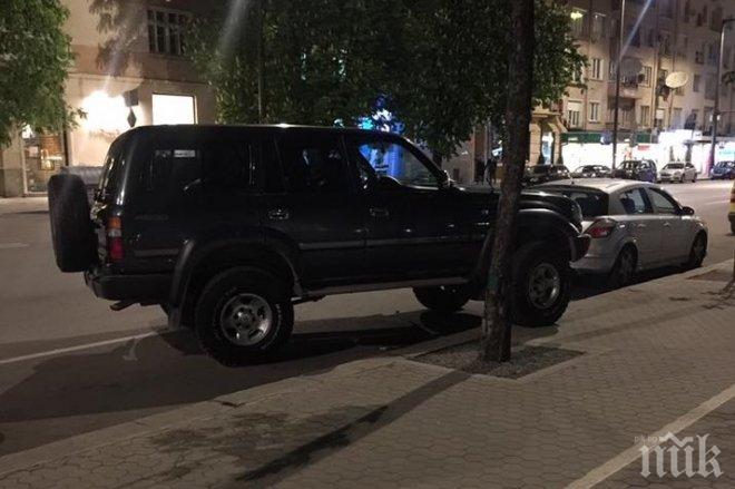 Наглец с огромен джип паркира както си знае в София 