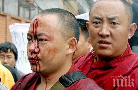 Шаолин в действие! Монаси се млатят пред будистки храм (ВИДЕО)