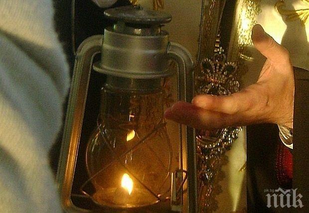 Носят Благодатния огън с четири огнеупорни фенера