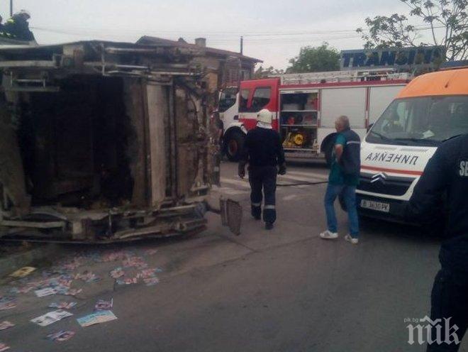 Камион се преобърна във Варна
