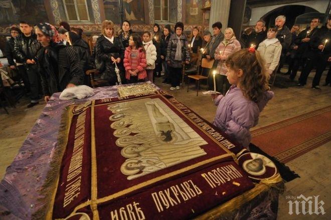 Миряните минават под Плащаницата на Велики петък